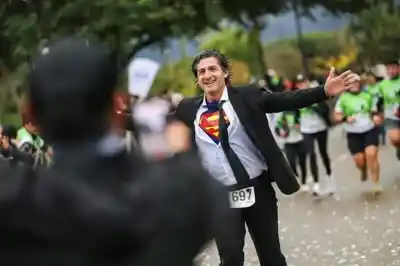 Corrió 21 kilómetros de traje y corbata: la razón detrás de la locura que paralizó a los runners