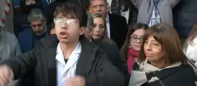Estalló la bronca en la Normal: alumnos y padres le gritaron ‘mentirosa’ a la ministra Montaldo