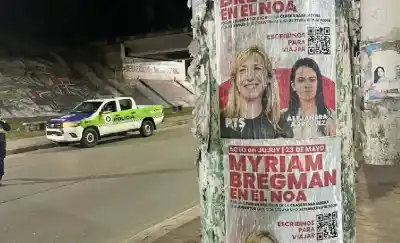 Pegaban carteles políticos en plena madrugada y lo que la policía encontró en su auto los dejó sin palabras