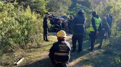 Volcó con un camión cargado de perfiles de hierro y lo que encontraron en el fondo del barranco heló a los rescatistas