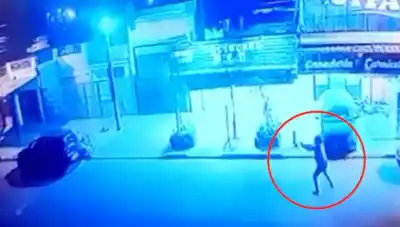 Intentó asaltar a un motociclista y el final fue trágico: lo que las cámaras captaron