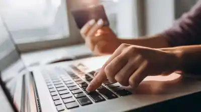 Empleado de Tarjeta Naranja usaba plásticos olvidados por clientas para hacer compras y simular operaciones en su propio negocio