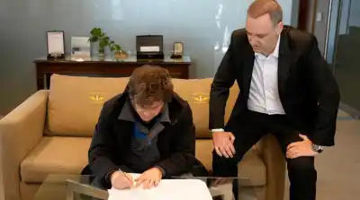 Javier Milei firma el paquete de leyes que incluye el super-RIGI y la ley de lobby: qué cambia