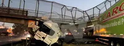 Un camión perdió el control en la Ruta 9 y el derrumbe de un puente peatonal dejó a todos en shock