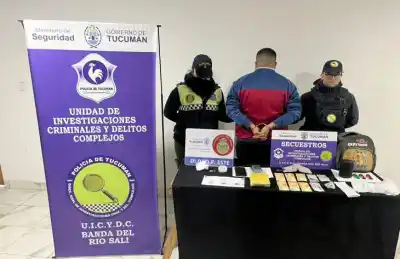 Un auto con maniobra sospechosa en la ruta 9: lo que escondía el conductor dejó helada a la policía