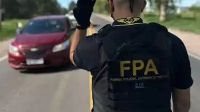 Tiró cocaína por la ventanilla para evadir un control, pero lo que pasó después lo dejó tras las rejas