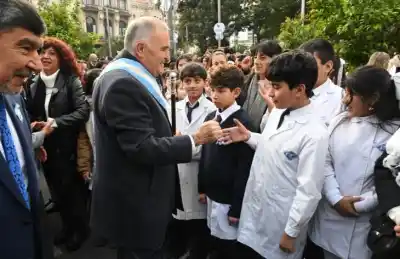 El chocolate patrio que reunió a miles en Plaza Independencia: lo que dijeron las autoridades