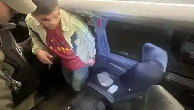 Viajaba en un colectivo de larga distancia y su actitud sospechosa delató lo que escondía