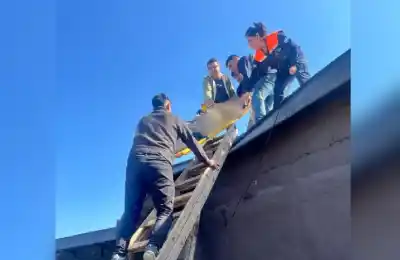 Trabajaba en el techo de un local y lo que ocurrió dejó helados a los bomberos