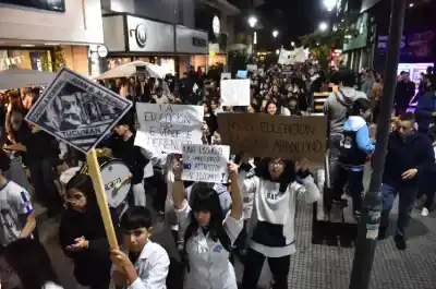 Marcharon por el centro tucumano y lo que pidieron dejó heladas a las autoridades