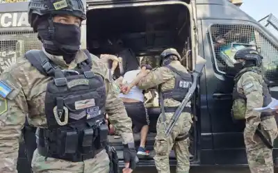 Trasladaron a 20 internos desde comisarías del Este hacia Benjamín Paz: ¿qué pasará con el resto?