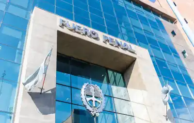 Denuncian a dos abogados por estafar a una joven víctima de abuso sexual: lo que hicieron con su indemnización