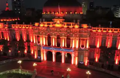 Iluminaron la Casa de Gobierno de naranja: la razón que pocos conocen