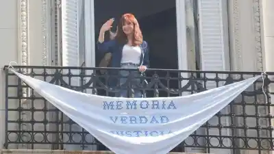 Frente a la casa de Cristina Kirchner: malabaristas, payasos y acróbatas en una intervención artística contra la “mafia judicial”