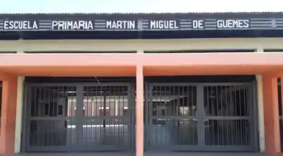 Una maestra de primaria señalada por un hecho impactante: la denuncia que estremece a una escuela