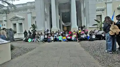 Estudiantes de la UNT se movilizaron contra el acoso y la violencia digital: el reclamo que sacude a la comunidad universitaria