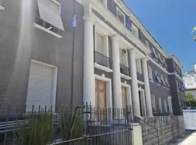 Entró por la parte trasera, le pidió dinero y al recibir un no, lo atacó a cuchillazos