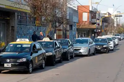Ocho taxistas de Mar del Plata demandan a Uber, DiDi y Cabify por más de $848 millones