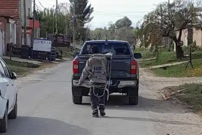 Salió a buscar al ladrón que le robó, lo ató a su camioneta y lo arrastró por la calle