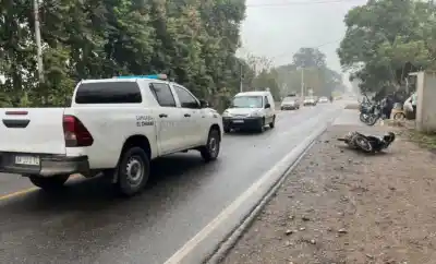 Dos hermanas en moto chocaron contra una camioneta: una terminó en terapia intensiva