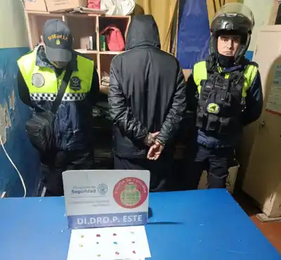 Ocultaba algo en su media y al ver a la policía salió corriendo