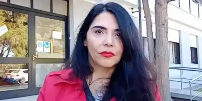 Besó a un preso condenado a perpetua y la echaron: ahora la Justicia ordenó su regreso