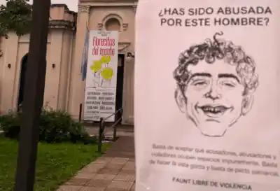 Aparecieron carteles con la cara de un ayudante de cátedra: “¿Has sido abusada por este hombre?”