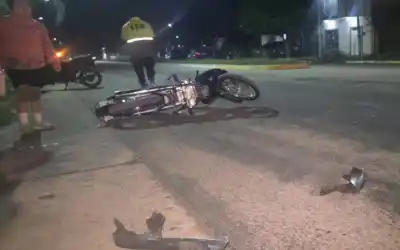 Se fugó en la noche: chocó a dos jóvenes en moto y escapó sin dar la cara