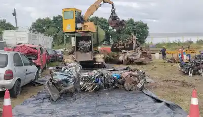 Compactan vehículos abandonados en Lastenia: ¿qué encontraron dentro?