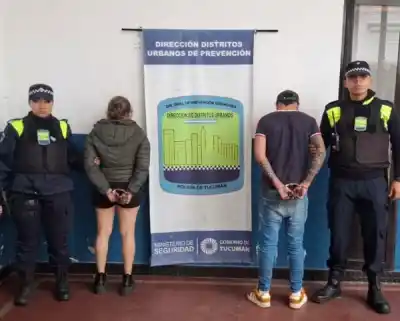 Dormían en una camioneta mal estacionada: lo que pasó después desató la furia policial