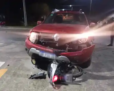 Chocó de frente en su moto y lo que hallaron en su pierna desató una carrera contra el reloj