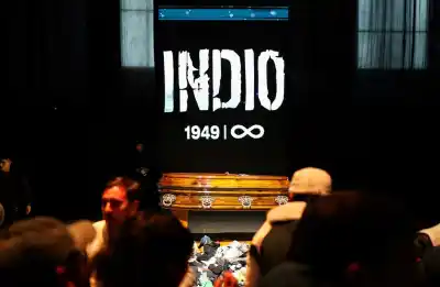 La despedida al Indio Solari que paralizó Avellaneda: 65 cuadras de fanáticos y una fila interminable