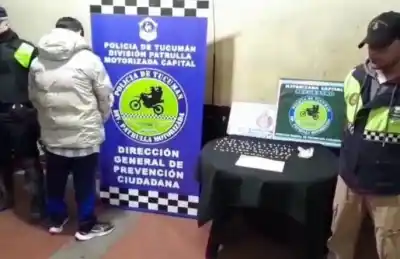 Vio a la policía, salió corriendo y lo que tenía entre sus cosas los dejó helados