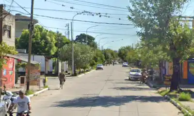 Impactante video: chocaron a un ciclista en plena calle y lo que hizo el conductor enfureció a todo el barrio