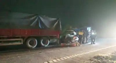 Chocó contra un camión con acoplado y quedó atrapado: el dramático rescate en la autopista