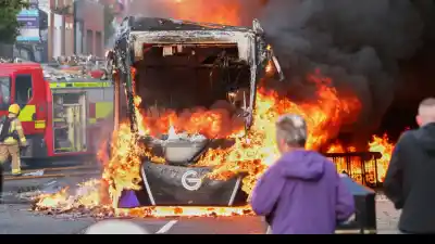 Incendian vehículos en Belfast: la furia desatada tras un ataque con cuchillo