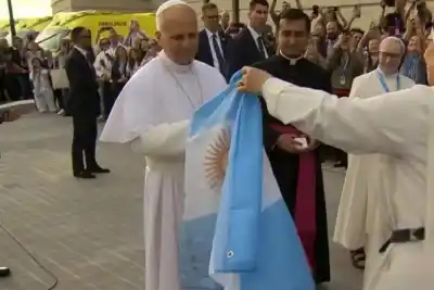 Recibieron la bendición del Papa y partieron hacia la guerra: el emotivo gesto de los tucumanos que conmueve al mundo