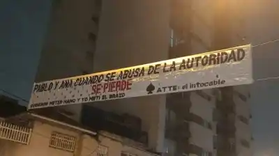 Colgó un pasacalles en la puerta de su colegio con una amenaza directa: “El Intocable”