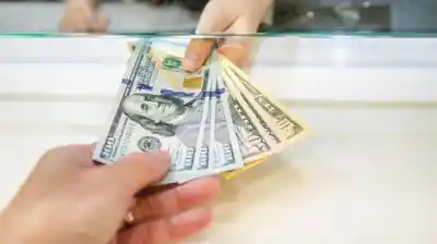 El dato que reveló Adeba sobre los dólares que están fuera de los bancos y cómo planean atraerlos