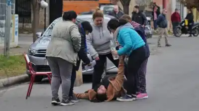 Un nene de 4 años reveló lo que le hizo el portero y desató una batalla campal en Rosario