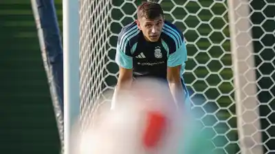 Dibu Martínez al límite: la resonancia que definirá si llega al debut mundialista