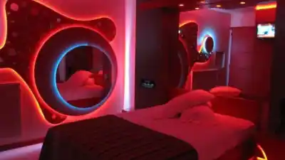 Le pidió que borre fotos con su ex y la golpeó salvajemente en un hotel alojamiento