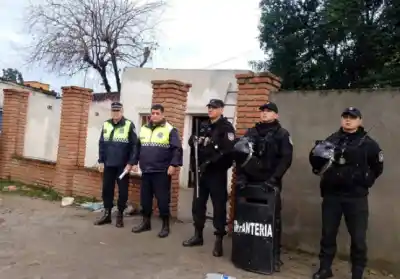 Salió con un revólver y frenó a los operarios de EDET: el insólito episodio que terminó en allanamiento