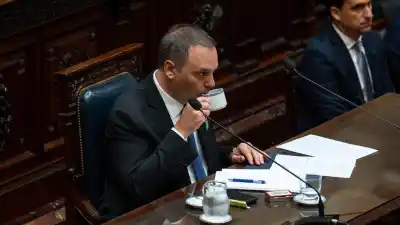 El tuit de Adorni que lo persigue: contó que le cortaron la luz por falta de pago