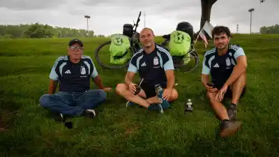 Pedalearon 17 mil kilómetros desde Gualeguaychú hasta Kansas y Scaloni los recibió con mates
