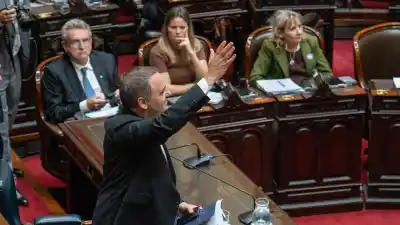 La oposición arremete contra Adorni y piden su cabeza en el Congreso