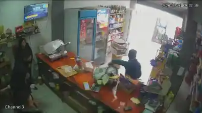 Robaron un almacén en Merlo: se llevaron hasta la máquina de fiambre y amenazaron a todos