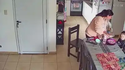Miró las cámaras de seguridad y lo que vio la dejó sin palabras: la niñera maltrataba a su hija