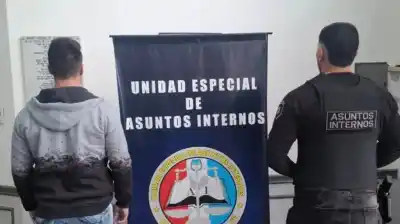 Lo rociaron con alcohol y le prendieron fuego: nueve policías detenidos en Rosario