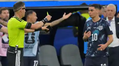 El árbitro aplicó una regla que nadie conocía y dejó helados a los hinchas de Paraguay en el Mundial